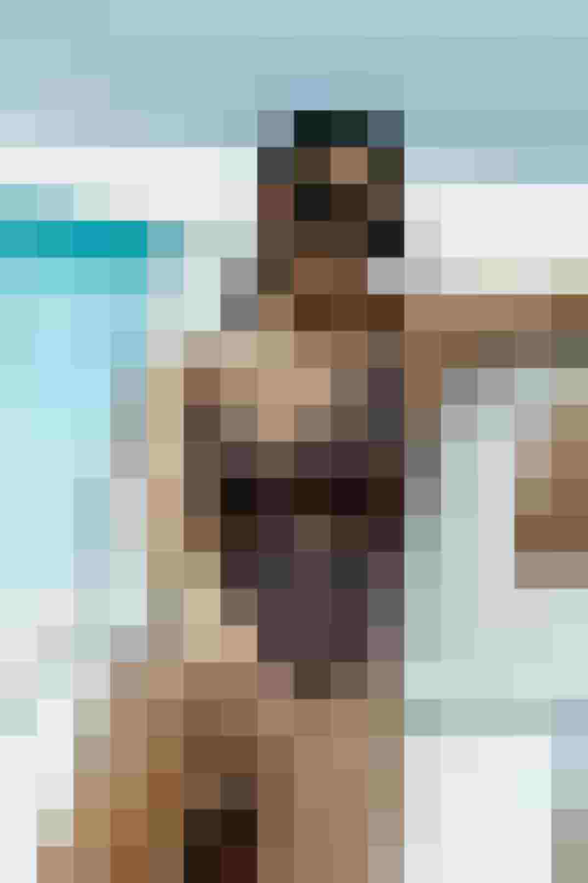Stilvolle Bademode: Frau mit Leopardenmuster-Schwimmanzug am Pool entspannt.