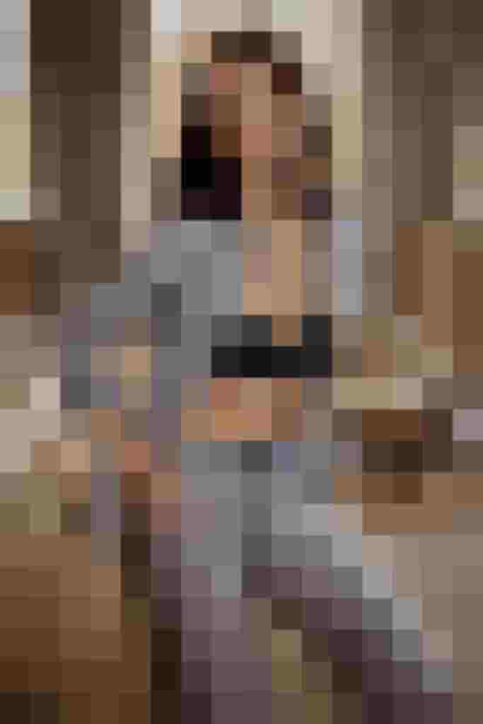 Frau in kariertem Pyjama mit schwarzem BH im eleganten Raum