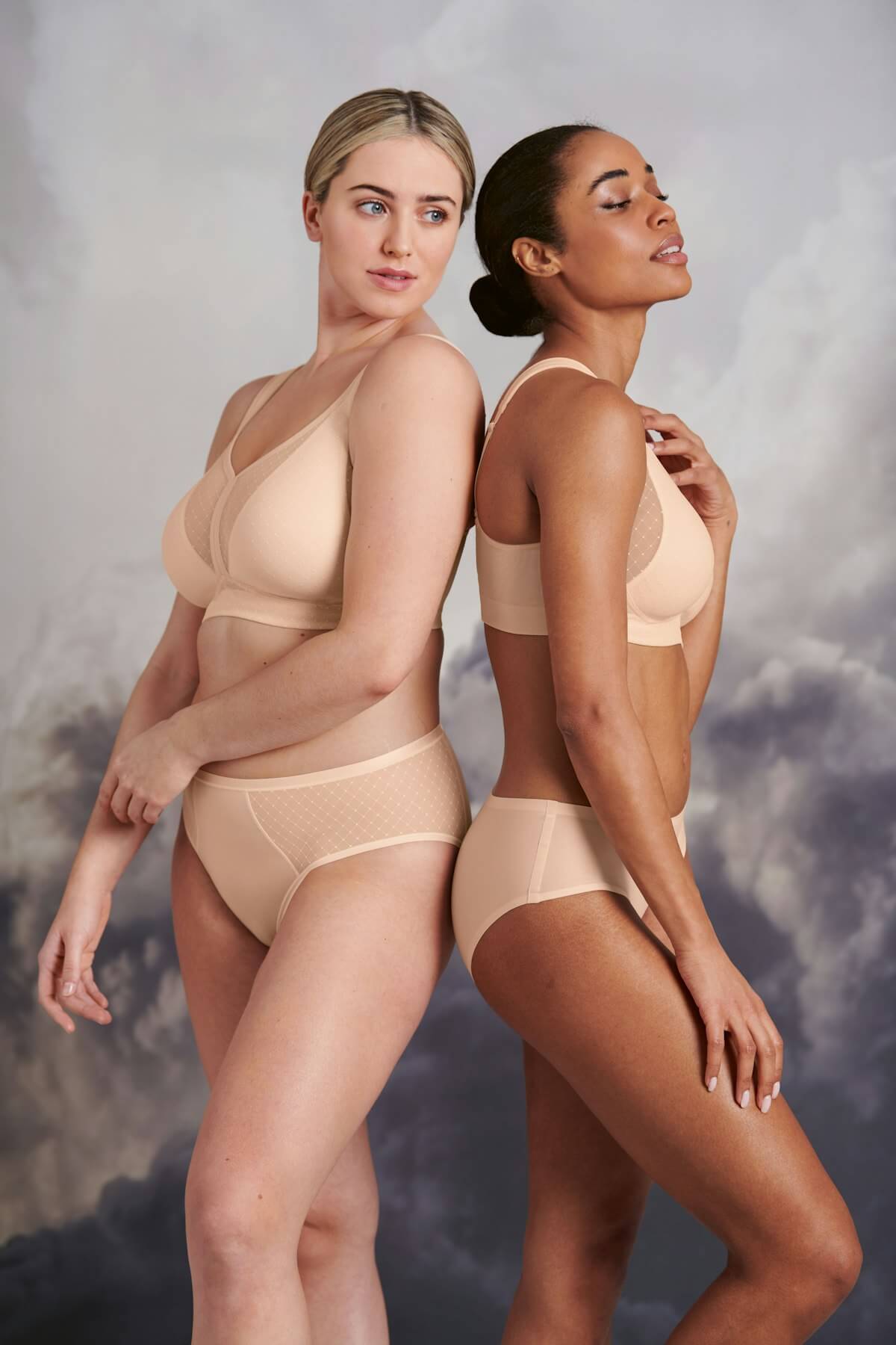 Zwei Frauen in stilvoller Unterwäsche aus hochwertigem Material, elegant und komfortabel.